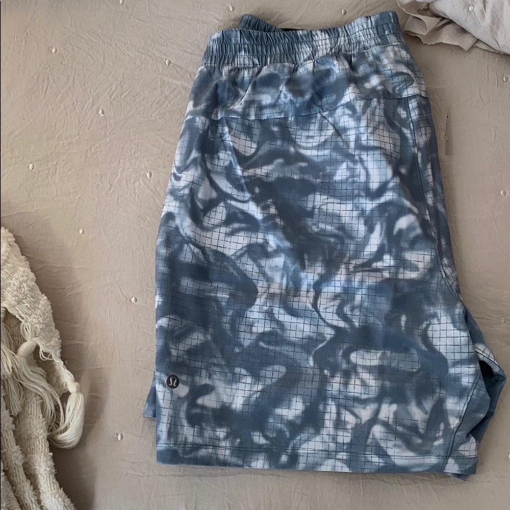 lululemon men’s channel cross swim short 7” (XL)